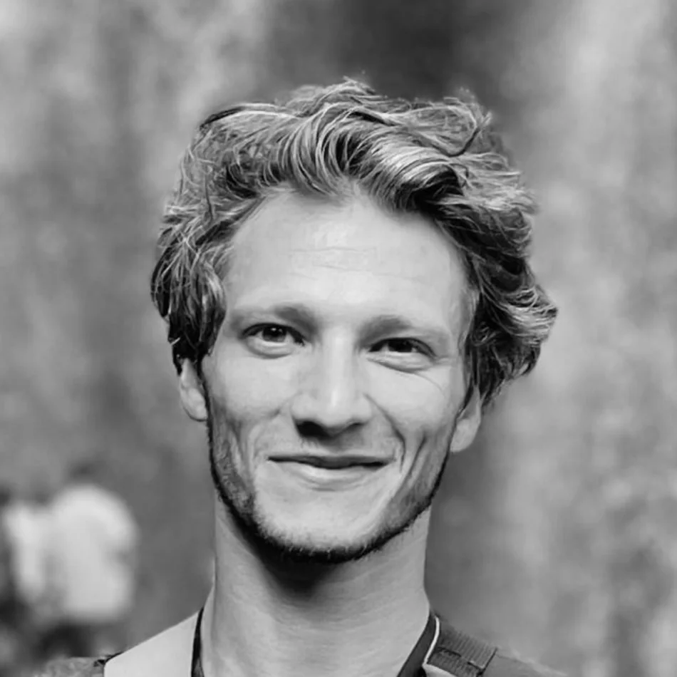 Portrait de Jérémy Koch en noir et blanc, souriant