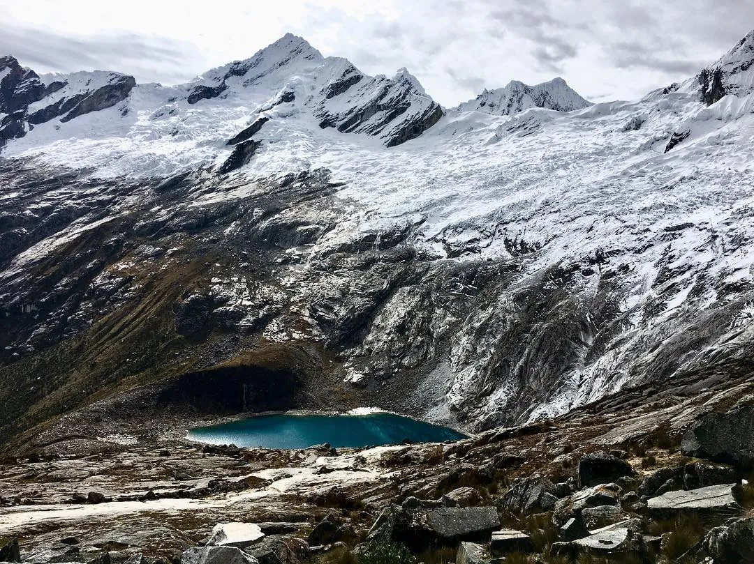 Lagune turquoise au pied des glaciers